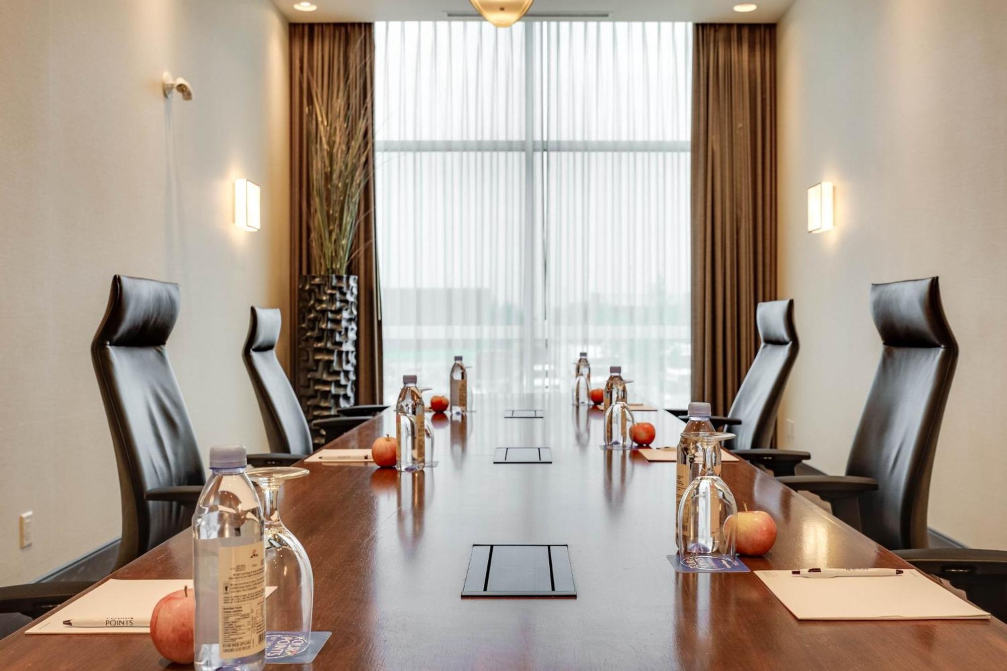 Four Points By Sheraton Kelowna Airport Екстер'єр фото