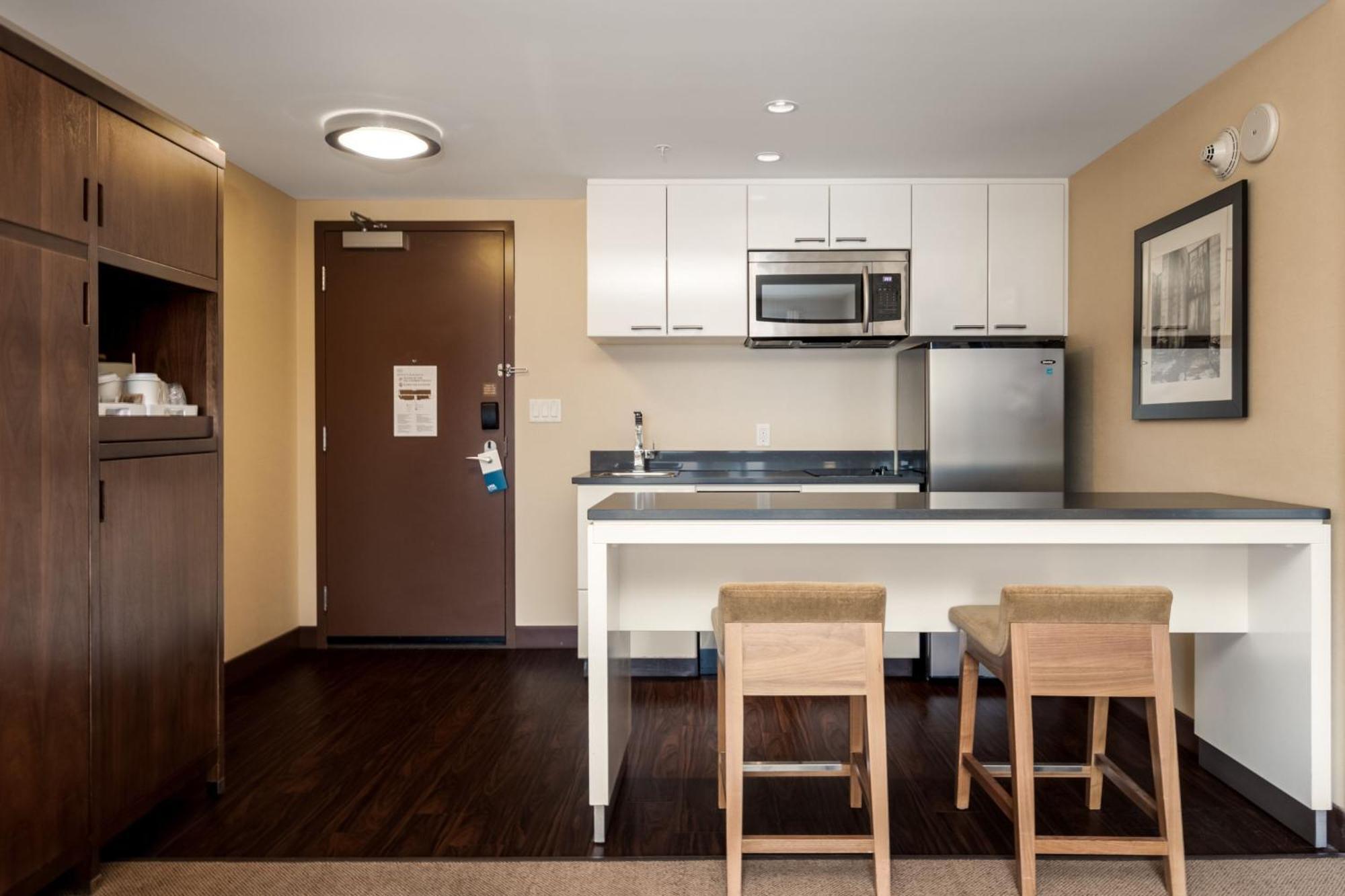 Four Points By Sheraton Kelowna Airport Екстер'єр фото